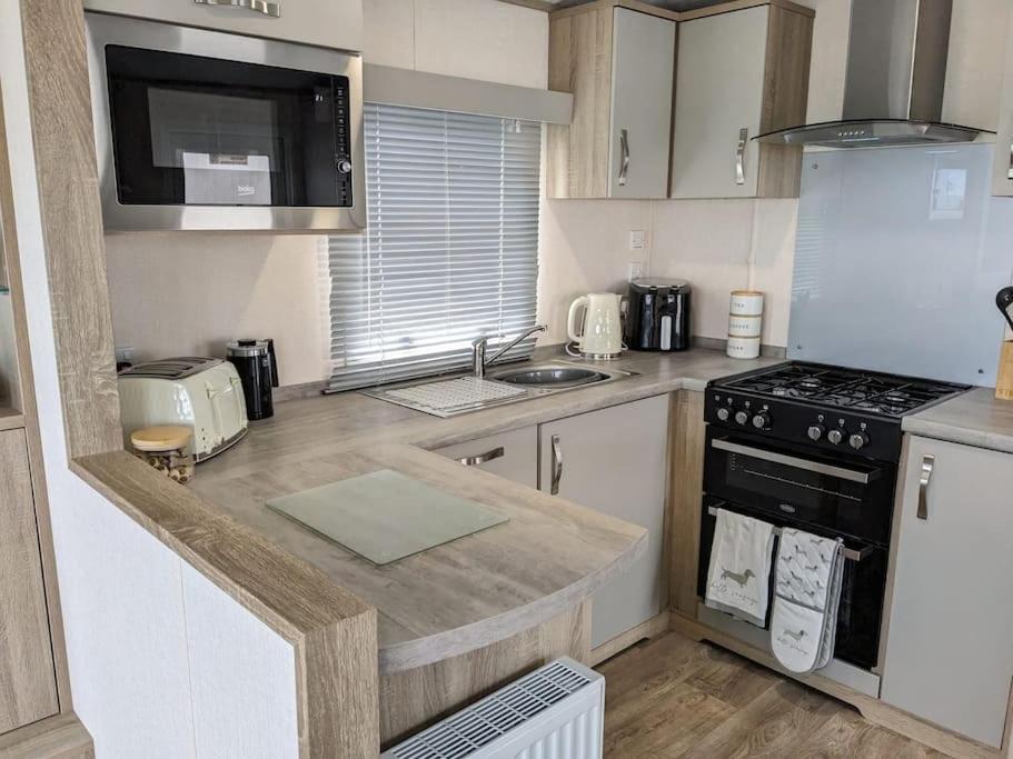 Beautiful Pet Friendly Southerness Caravan With Sea View & Decking Area Mainsriddle Extérieur photo