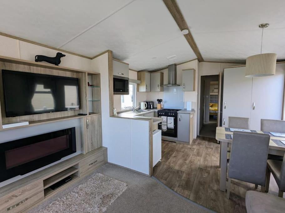 Beautiful Pet Friendly Southerness Caravan With Sea View & Decking Area Mainsriddle Extérieur photo