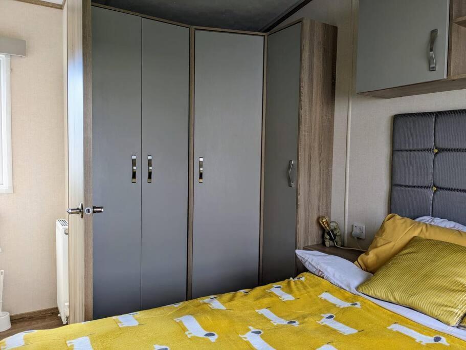 Beautiful Pet Friendly Southerness Caravan With Sea View & Decking Area Mainsriddle Extérieur photo