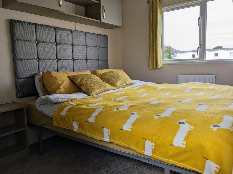 Beautiful Pet Friendly Southerness Caravan With Sea View & Decking Area Mainsriddle Extérieur photo
