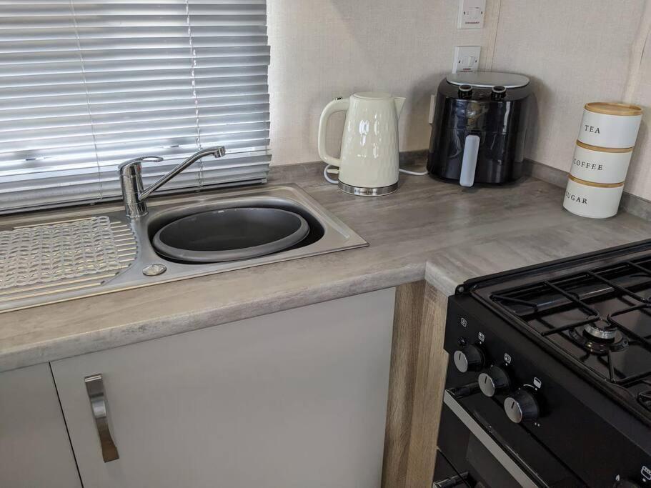 Beautiful Pet Friendly Southerness Caravan With Sea View & Decking Area Mainsriddle Extérieur photo