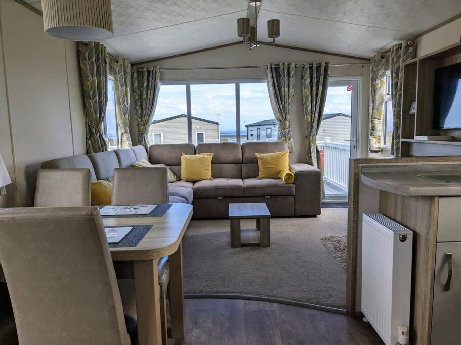Beautiful Pet Friendly Southerness Caravan With Sea View & Decking Area Mainsriddle Extérieur photo