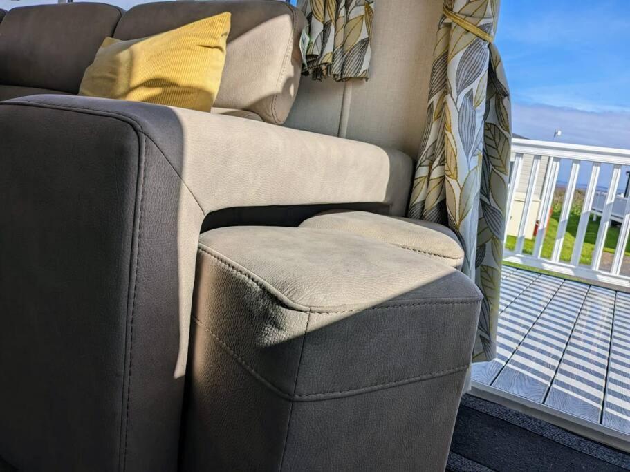 Beautiful Pet Friendly Southerness Caravan With Sea View & Decking Area Mainsriddle Extérieur photo