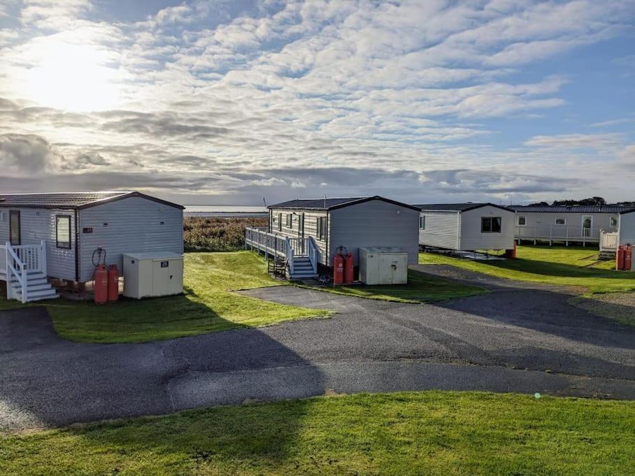 Beautiful Pet Friendly Southerness Caravan With Sea View & Decking Area Mainsriddle Extérieur photo